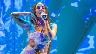 Eurovision 2022: Μάγεψε τα πλήθη η Ανδρομάχη - Έφερε τα πάνω κάτω στο Pala Olimpico με την ερμηνεία της