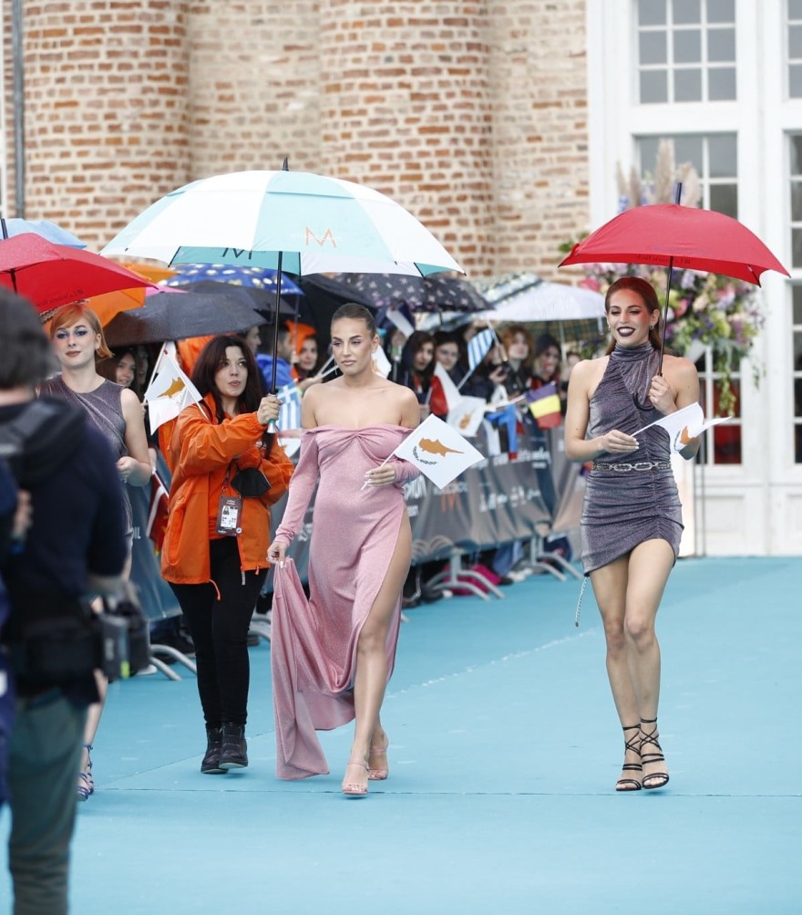 Η Ανδρομάχη στο τιρκουάζ χαλί της Eurovision