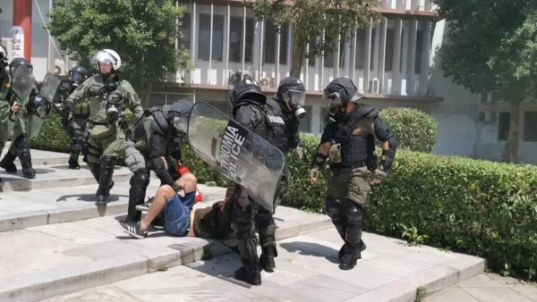 Σοβαρά επεισόδια στο ΑΠΘ: Πέτρες από κουκουλοφόρους