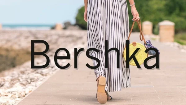 Ιδανικό για τις καλοκαιρινές σου βόλτες - Το μίνι φλοράλ φόρεμα από τα Bershka