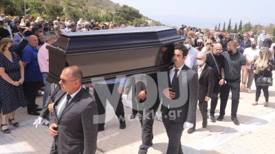 «Καλό ταξίδι στο φως, ήταν ένας...» - Συντετριμμένη η Σάντρα Βουτσά στην κηδεία του Δάκη