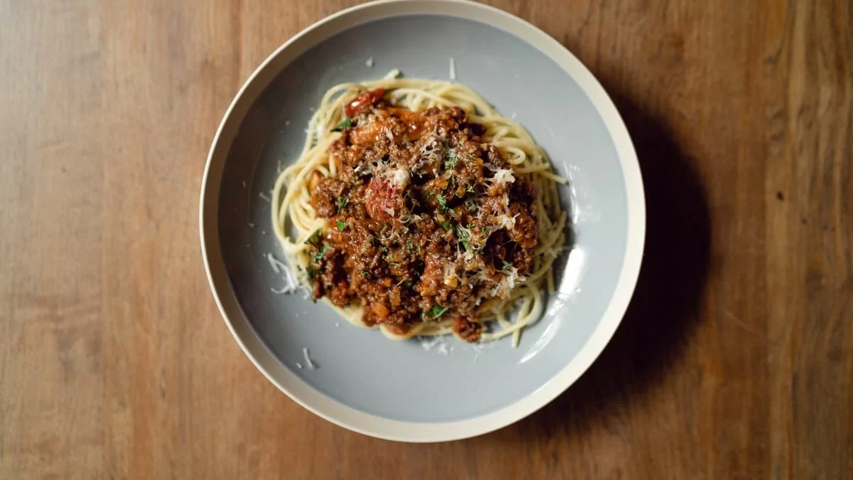 Μείον 5 κιλά σε 4 εβδομάδες πριν το καλοκαίρι: Πρόγραμμα διατροφής με μακαρόνια, παϊδάκια και...