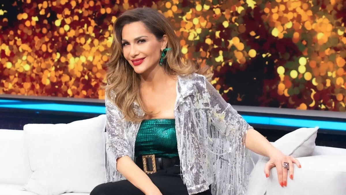 Το ροζ στενό φόρεμα της Βανδή αναστάτωσε το twitter - Δεκάδες αντιδράσεις για την εμφάνιση της στο Chart Show