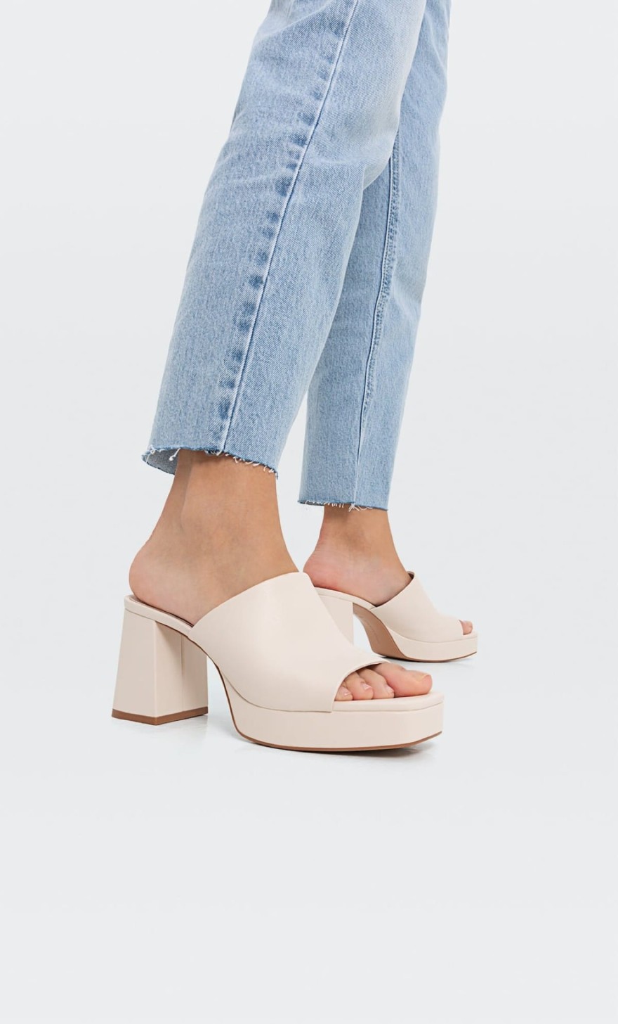 Εκρού πέδιλα από τα Stradivarius