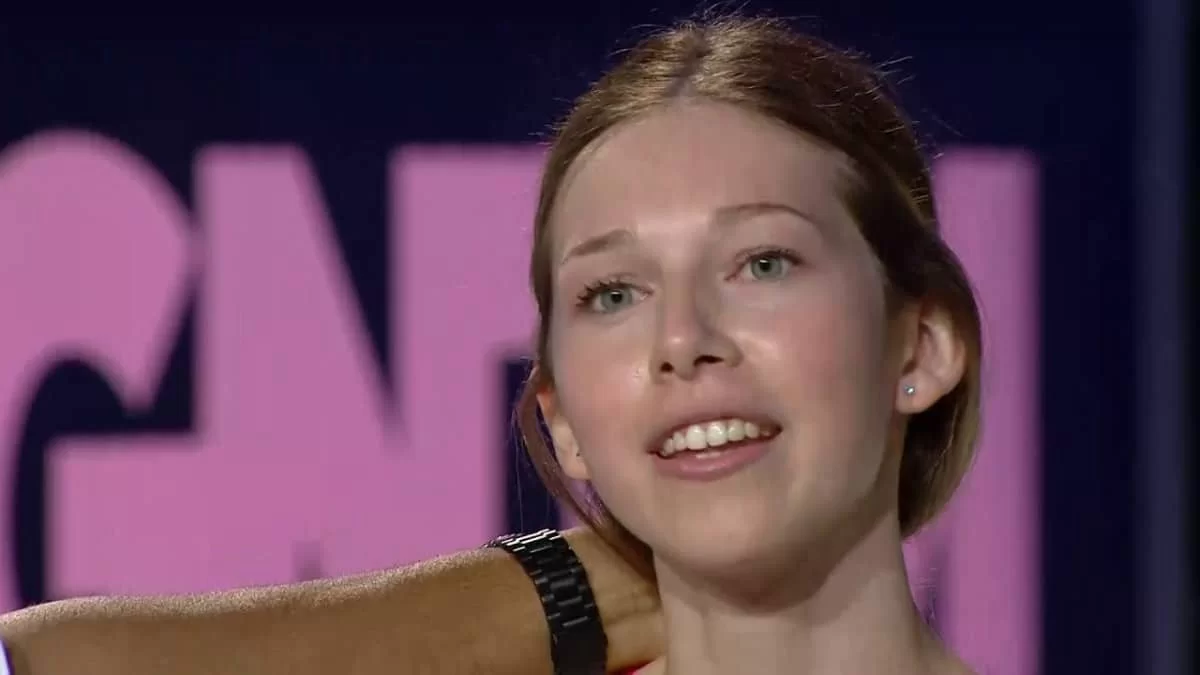 Με λιλά μαλλί και κορμάρα - Αγνώριστη σήμερα η Έλενα Καλλιοντζή από το GNTM 1