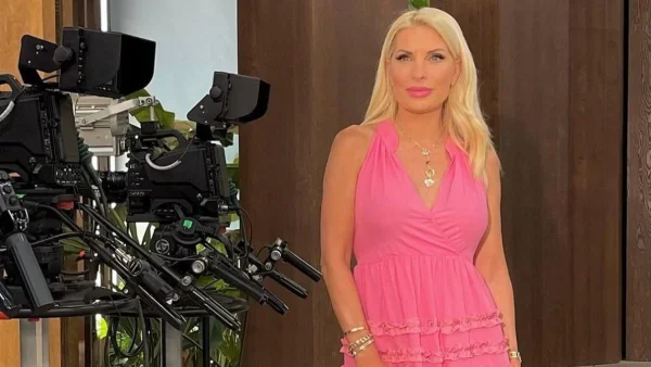 Με μαγιό και αγκαλιασμένες - Σπάνιο στιγμιότυπο της Ελένης Μενεγάκη με την μητέρα της