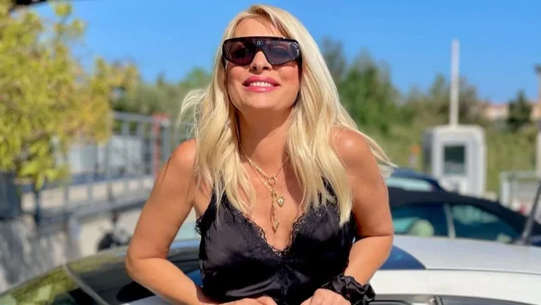 Με φόρεμα 570 ευρώ στους διαδρόμους του Mega - Η "βασιλική" εμφάνιση της Ελένης Μενεγάκη