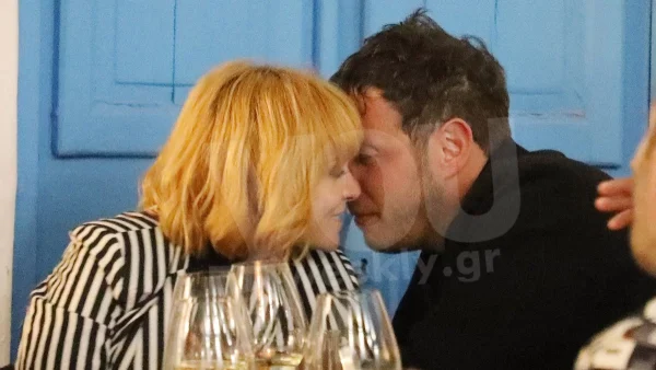 Ασυγκράτητοι μπροστά στις κάμερες - Τα "καυτά" φιλιά της Ελεονώρας Ζουγανέλη με τον Σπύρο Δημητρίου