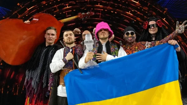 Eurovision 2022: Οι Ουκρανοί νικητές επέστρεψαν στην εμπόλεμη πατρίδα τους - Καταχειροκροτήθηκαν από το πλήθος