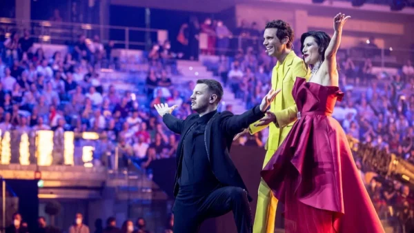 Eurovision 2022: Ρίγη συγκίνησης με την έναρξη του τελικού - Το μήνυμα για τον πόλεμο στην Ουκρανία