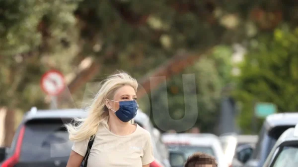 Είναι κούκλα ακόμα και με φόρμες - Στη Γλυφάδα η Φαίη Σκορδά παρέα με τον γιο της