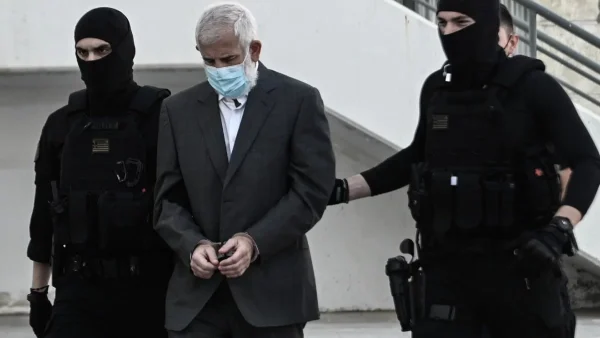 Με συνοδεία ανδρών - Κάτεφθασε ο Πέτρος Φιλιππίδης στο δικαστήριο
