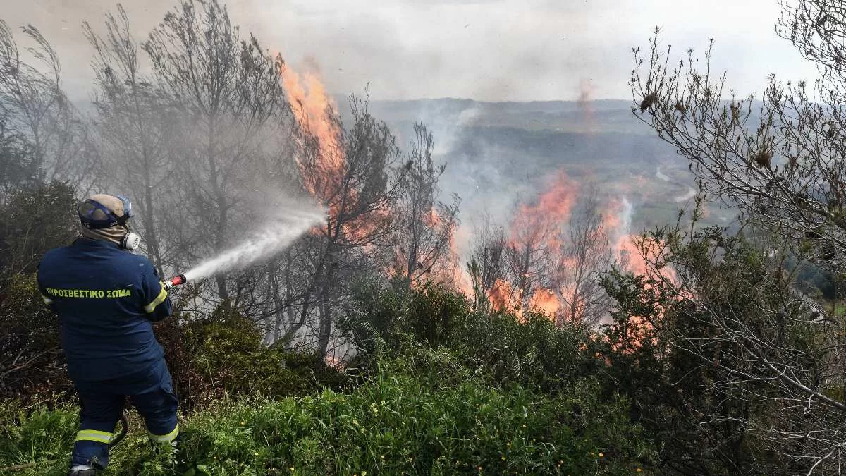 Πολύ μεγάλη φωτιά τώρα στην Σαλαμίνα