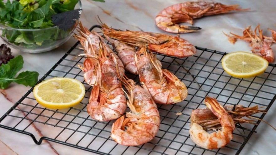 Ζουμερά σουβλάκια με γαρίδες από την Αργυρώ Μπαρμπαρίγου