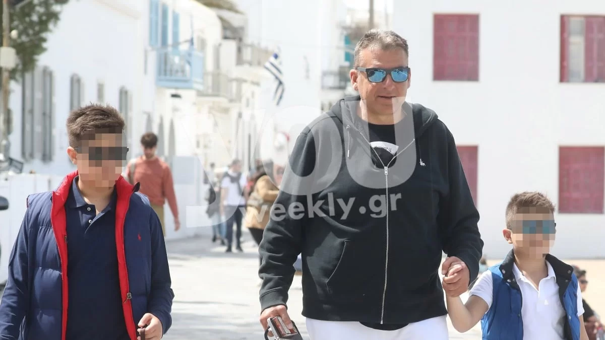 Πιασμένοι χέρι χέρι και ντυμένοι αθλητικά - Για βόλτα στην Μύκονο με τους δυο γιους του ο Γιώργος Λιάγκας