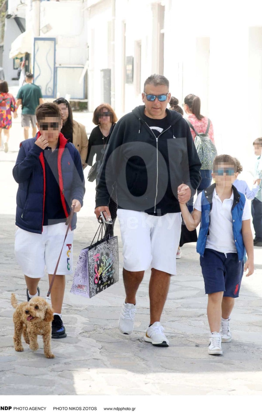 Για βόλτα με τους δυο γιους τους ο Γιώργος Λιάγκας