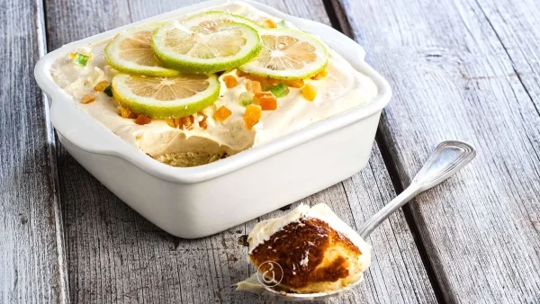 Θα μυρίσει καλοκαίρι όλη η κουζίνα - Γλυκό ψυγείου με λεμόνι και γιαούρτι