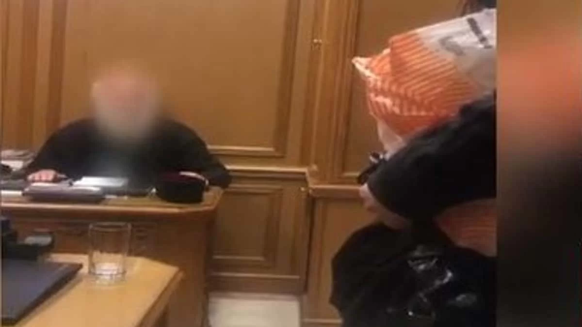 Καλλιθέα: "Καταπέλτης" η διεμφυλική Ιωάννα κατά του ιερέα που την απέκλεισε από το συσσίτιο