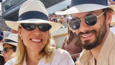 Στο Παρίσι για δουλειές η Βίκυ Καγιά και ο Γιώργος Καράβας - Οι φωτογραφίες από το Rolland Garros και τον αγώνα του Τσιτσιπά