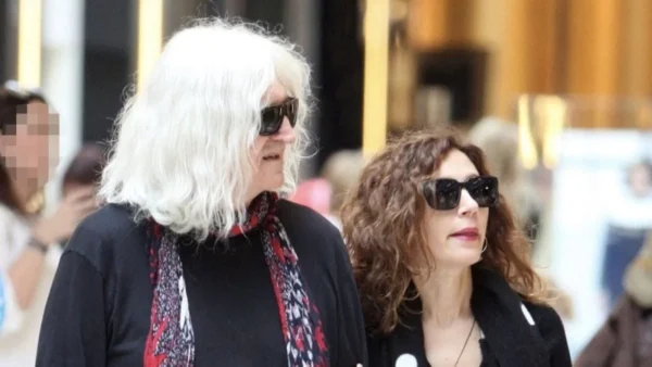 "Να του αλλάζει και την πάπια..." - Άγριο κράξιμο κάτω από φωτογραφία της συντρόφου του Νίκου Καρβέλα