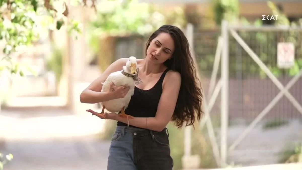 Κάτι Ξαναψήνεται: «Ποιος είναι αυτός ο πτηνόμορφος παίκτης;» - Η παίκτρια που "τρέλανε" το Twitter με το κατοικίδιό της