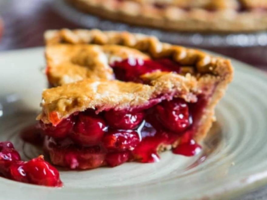 Εύκολη και νόστιμη κερασόπιτα από την Αργυρώ Μπαρμπαρίγου