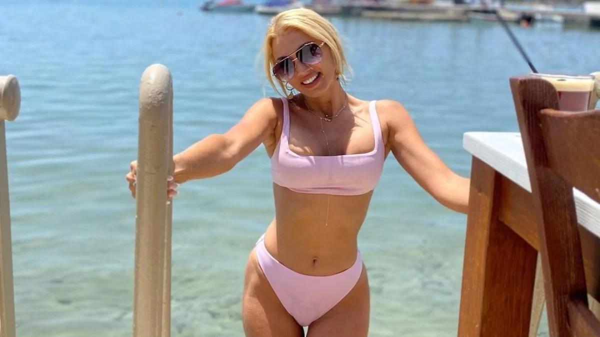 Χωρίς ίχνος ρετούς - Σούσουρο με τις νέες φωτογραφίας της Κωνσταντίνας Σπυροπούλου με μαγιό