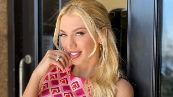 Χωρίς ίχνος photoshop - Σούσουρο με την αρετουσάριστη φωτογραφία της Κωνσταντίνας Σπυροπούλου με μαγιό