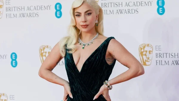 Με αποκαλυπτικό μαγιό - Oι καυτές πόζες της Lady Gaga δίπλα στη πισίνα