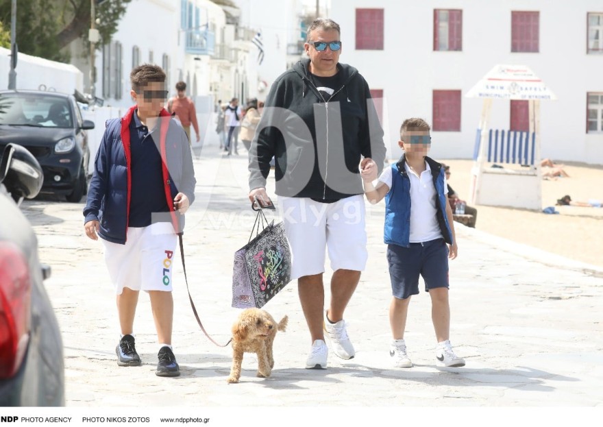 Για βόλτα με τους δυο γιους τους ο Γιώργος Λιάγκας φωτογραφίες