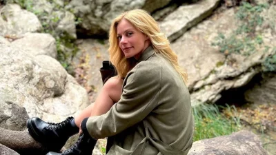 Άβαφη και με τα φυσικά της μαλλιά - Η πρώτη τηλεοπτική εμφάνιση της Ζέτας Μακρυπούλια στο πλευρό της Κορομηλά