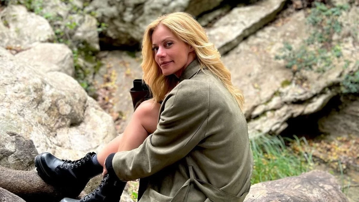 Άβαφη και με τα φυσικά της μαλλιά - Η πρώτη τηλεοπτική εμφάνιση της Ζέτας Μακρυπούλια στο πλευρό της Κορομηλά