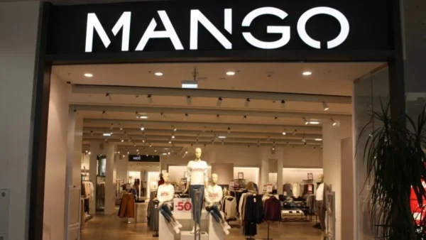 Έχει κάνει θραύση το λινό φόρεμα με πιέτες από τα Mango - Ξεπουλάει στο λεπτό