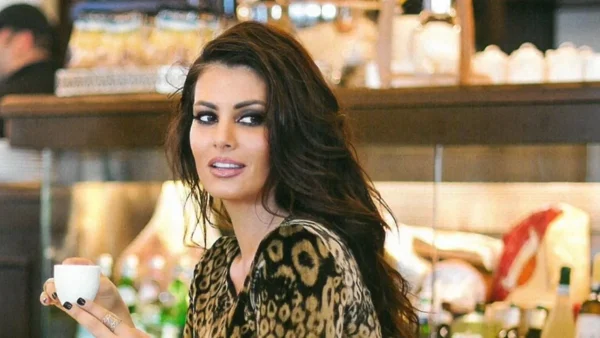 Το πρόσωπό της κάτω από το μακιγιάζ - Φωτογράφος πέτυχε την Μαρία Κορινθίου εντελώς άβαφη σε εκδήλωση