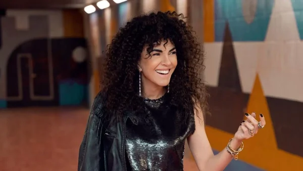 Με ένα σούπερ τοσοδούλι μαύρο μπικίνι - Η Μαρία Σολωμού σε παραλία της Επιδαύρου