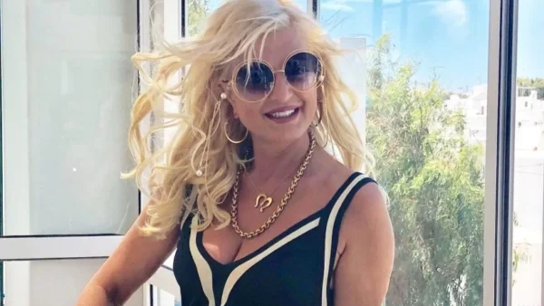 Με λευκές μπότες κι όλο το πόδι έξω - Αναστάτωσε η Μαρίνα Πατούλη με την νέα εμφάνισή της