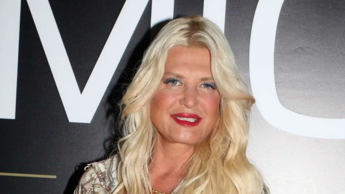 Με ροζ μίνι φόρεμα και μπούκλα όλο το μαλλί - Σούσουρο με τις νέες φωτογραφίες της Μαρίνας Πατούλη