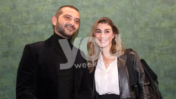 Με φουσκωμένη κοιλίτσα στο γρασίδι - Η εγκυμονούσα Χρύσα Μιχαλοπούλου ποζάρει κάνοντας ηλιοθεραπεία