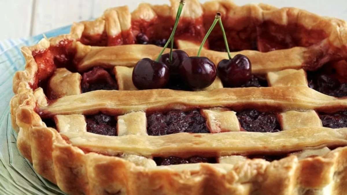 Πεντανόστιμη και χωρίς πολλές θερμίδες - Πανεύκολη κερασόπιτα από την Αργυρώ Μπαρμπαρίγου