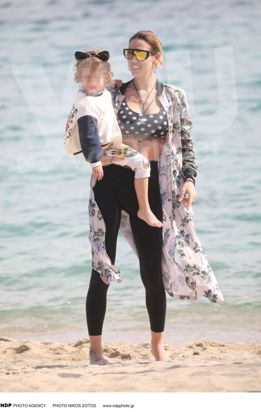 Αποκλειστική φωτογραφία της Σάσας Μπάστα στην παραλία της Μυκόνου