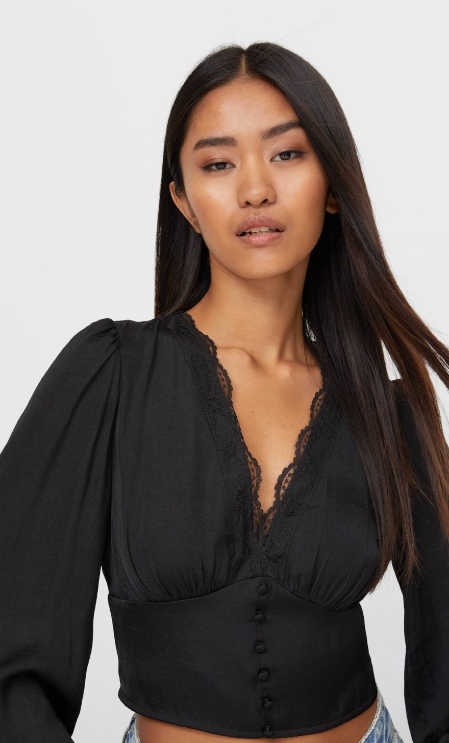 Μαύρη μπλούζα από τα Stradivarius