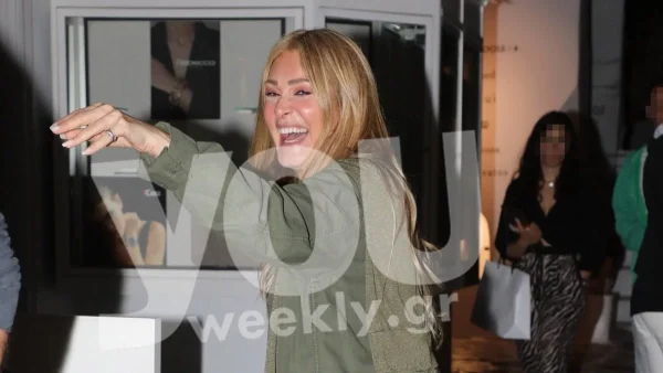 Τα "έσπασε" η Νατάσα Θεοδωρίδου σε γνωστό μαγαζί της Μυκόνου