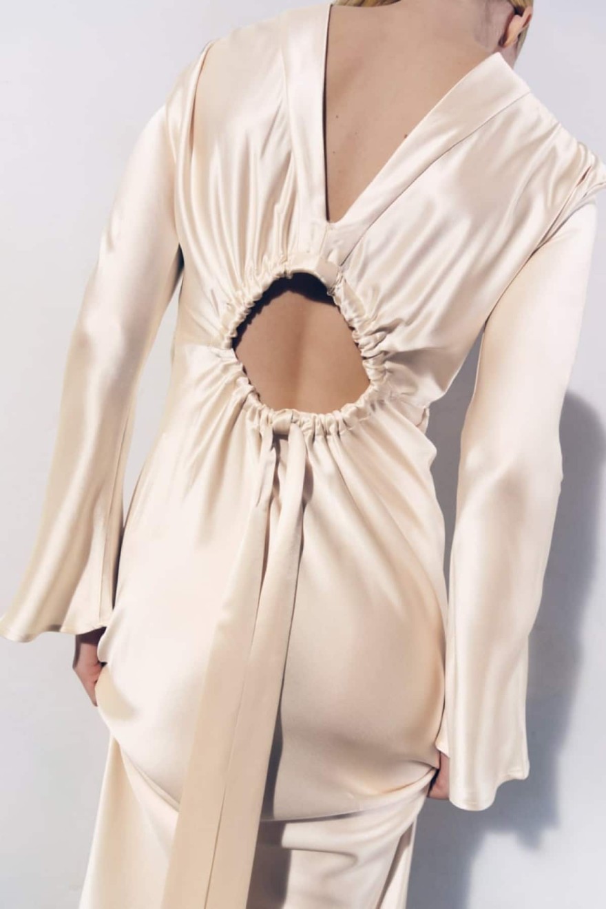 ΝΥΦΙΚΟ ΦΟΡΕΜΑ ΜΕ ΜΑΚΡΙΑ ΜΑΝΙΚΙΑ Zara