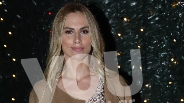 Δεν μπορεί να την χορτάσει! Η Ντορέττα Παπαδημητρίου απαθανατίζει την ανιψιά της στις διακοπές τους στην Τήνο