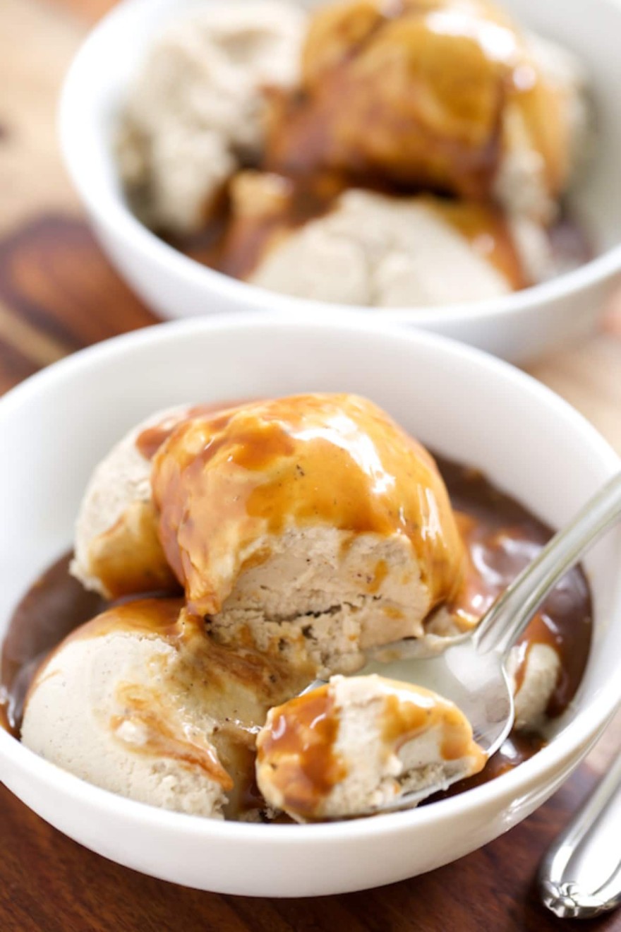 Μαμαδίστικο παγωτό με καραμελωμένη μπανάνα