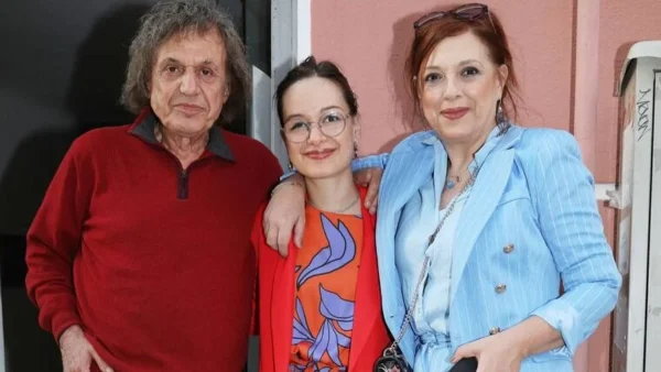 Συγκινημένοι γονείς ο Βασίλης Παπακωνσταντίνου και η Ελένη Ράντου - Η έκθεση ζωγραφικής της κόρης τους