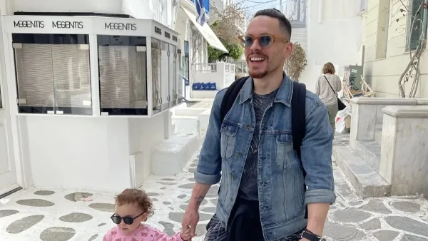 ''Λιώνει'' για την κορούλα του ο Πετρούνιας - Δεν την αφήνει από την αγκαλιά του