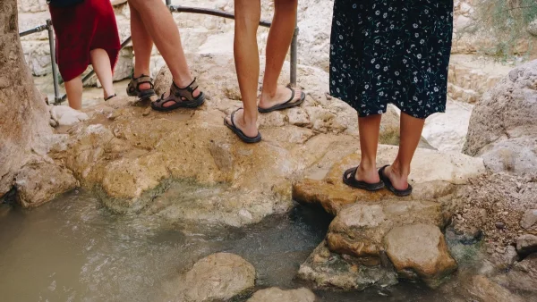 Πέδιλα και κάλοι στα πόδια; 2 τρόποι να τους εξαφανίσετε από το σπίτι χωρίς να πάτε σε γιατρό