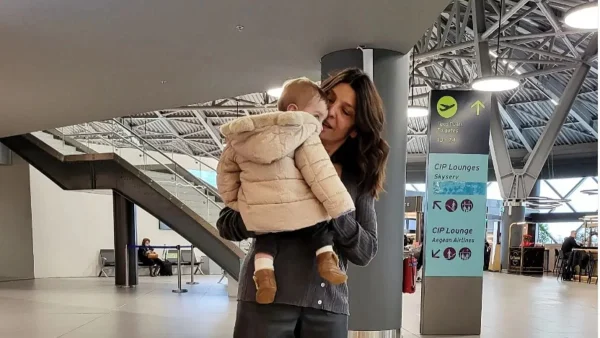 «Με κατσιάσανε πια!» - Στιγμές ευτυχίες για την Πόπη Τσαπανίδου αγκαλιά με τον εγγονό της