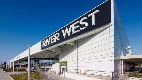 Αιγάλεω: Άνδρας έπεσε με το αυτοκίνητό του πάνω στη τζαμαρία του River West